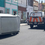Volcadura en el Centro de Monterrey deja dos hombres heridos; presunto responsable se da a la fuga