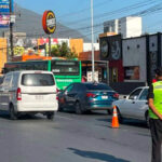 Hombre de 65 años pierde la vida dentro de su camioneta mientras esperaba el semáforo