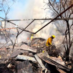 Acumulación de basura provoca incendio en vivienda de Santa Catarina