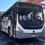 ¡Terror en la Ruta 221! Camión se consume en llamas sobre avenida Universidad