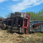 Volcadura de tráiler deja un hombre sin vida en General Bravo