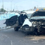 Auto se parte en dos tras fuerte impacto contra poste en Salinas Victoria; conductor fue trasladado al hospital