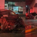 Camioneta se estrella contra poste y puente en Monterrey; reportan tres lesionadas
