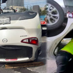 Volcadura en el Centro de Monterrey: choca contra otro carro al intentar cambiar de carril