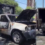 Fuego consume camión repartidor de pollo en Monterrey; se encontraba sobre las vías del tren
