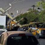 Explosión de transformador causa colapso de poste y daña tres vehículos en Monterrey