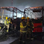 Incendio en almacén de Escobedo deja tres autobuses y una camioneta calcinados
