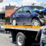 Tres menores resultan heridos tras choque contra columna del Metro; fueron trasladados al hospital