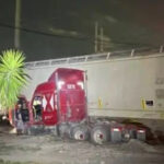 Tráiler es impactado al intentar ganarle el paso al tren en parque industrial de Apodaca