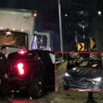 Camioneta choca con camión de carga y termina contra muro de contención en Garza Sada