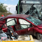 Fuerte choque entre automóvil y Ecovía deja saldo de 10 personas lesionadas en Monterrey