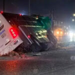 Unidad de transporte cae a canalón en Ciénega de Flores; conductor resulta ileso