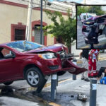 Choque por alcance deja tres lesionados en el Centro de Monterrey; un auto termina sobre la barrera