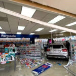 Accidente en San Pedro: camioneta atraviesa cristal de farmacia y deja una persona herida