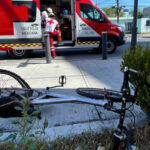 Camioneta arrolla a ciclista en Monterrey; resulta lesionado tras el impacto