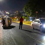 Conductora choca contra autos estacionados y vuelca en Colinas de San Jerónimo