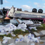 Tráiler con 20 toneladas de hielo vuelca sobre la carretera Reynosa–Monterrey; conductor resulta lesionado