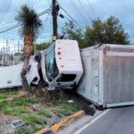 Volcadura de tráiler provoca colapso vial en Guadalupe