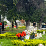 Muere adulto mayor dentro de su vehículo afuera de panteón en Monterrey