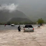 Sorprende creciente a conductor en La Huasteca y arrastra su camioneta