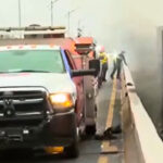 Incendio de basura a un lado del Metro causa cierre de carril en la avenida Universidad